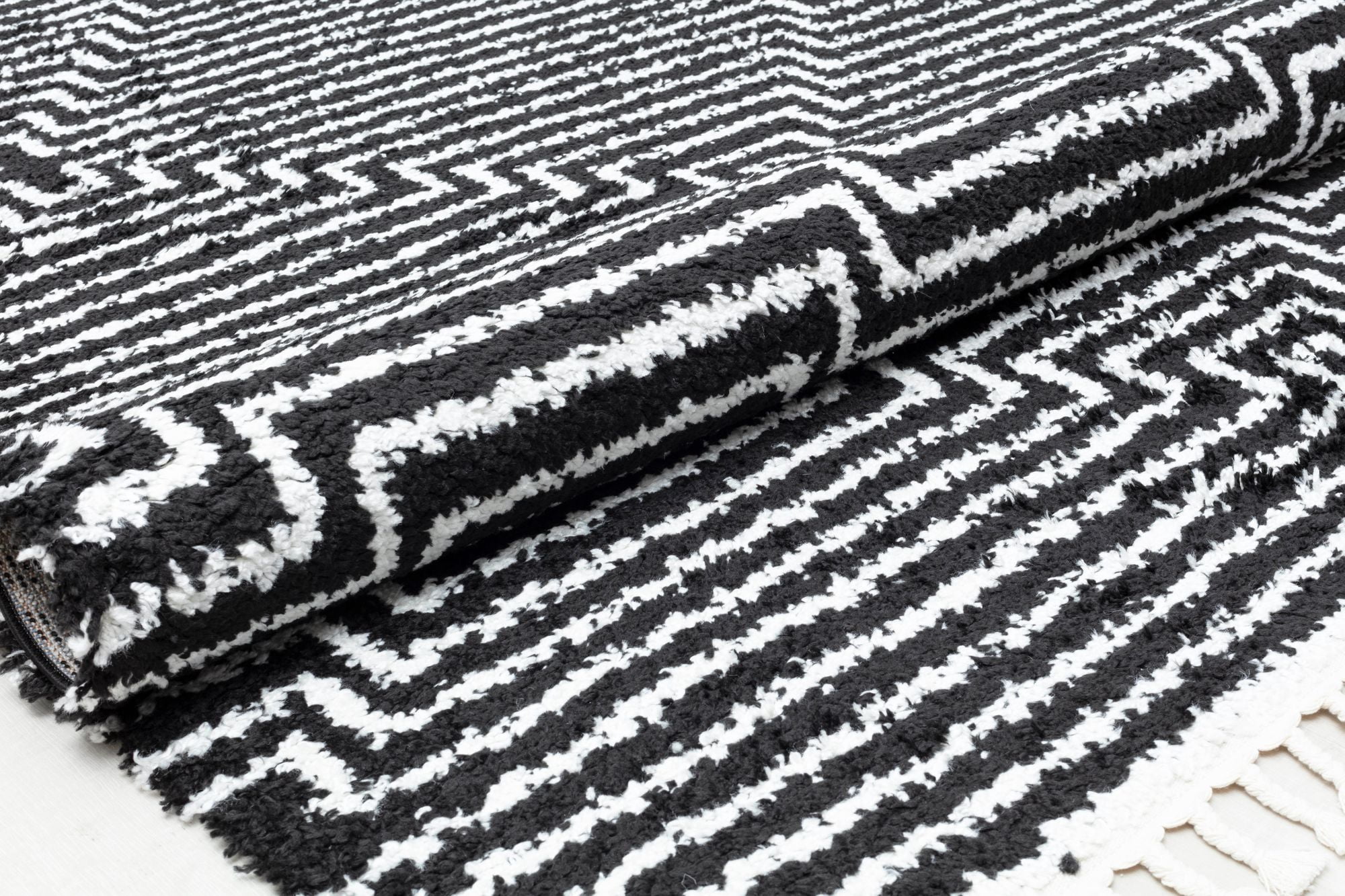 Rugs America BT20A Last Call Stripe/Diamond Modern Black Area Rug, 2'6" x 4'