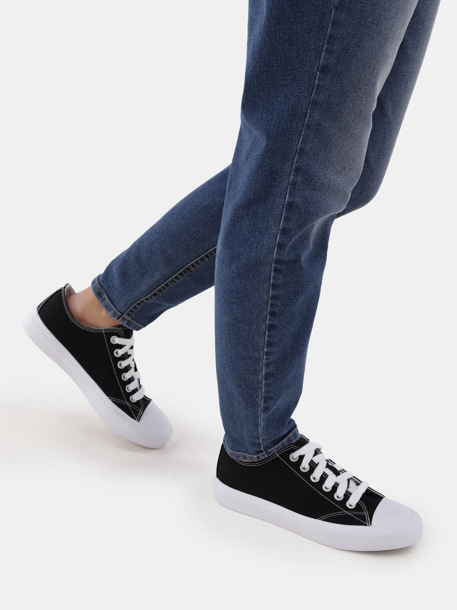 No Boundaries Classic Lace Up Sneakers, Wide Width Available, Women’s