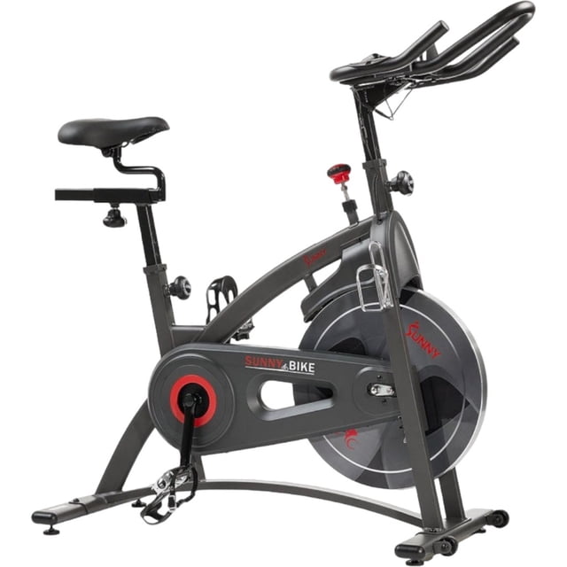 sunny health & fitness bicicleta de ciclismo de interior resistencia magnética premium sf-b1877smart bicicleta estática gris, vista lateral 3/4 con cuadro de acero y transmisión por correa, volante de inercia frontal, sillín y manubrio ajustables, perilla roja de resistencia y monitor en el manubrio que registra velocidad, distancia, tiempo, calorías, RPM y pulso; pedales con correas y portabotellas, adecuada para entrenamiento en casa y recuperación y apta para sesiones de intervalos en espacios compactos.