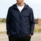 thumbnail image 2 of Mens Tops Manga Larga Color Sólido Bolsillo con Cremallera Al Aire Libre con Capucha Ropa Exterior Casual Poliéster Moda Blusa de Manga Corta, 2 of 9