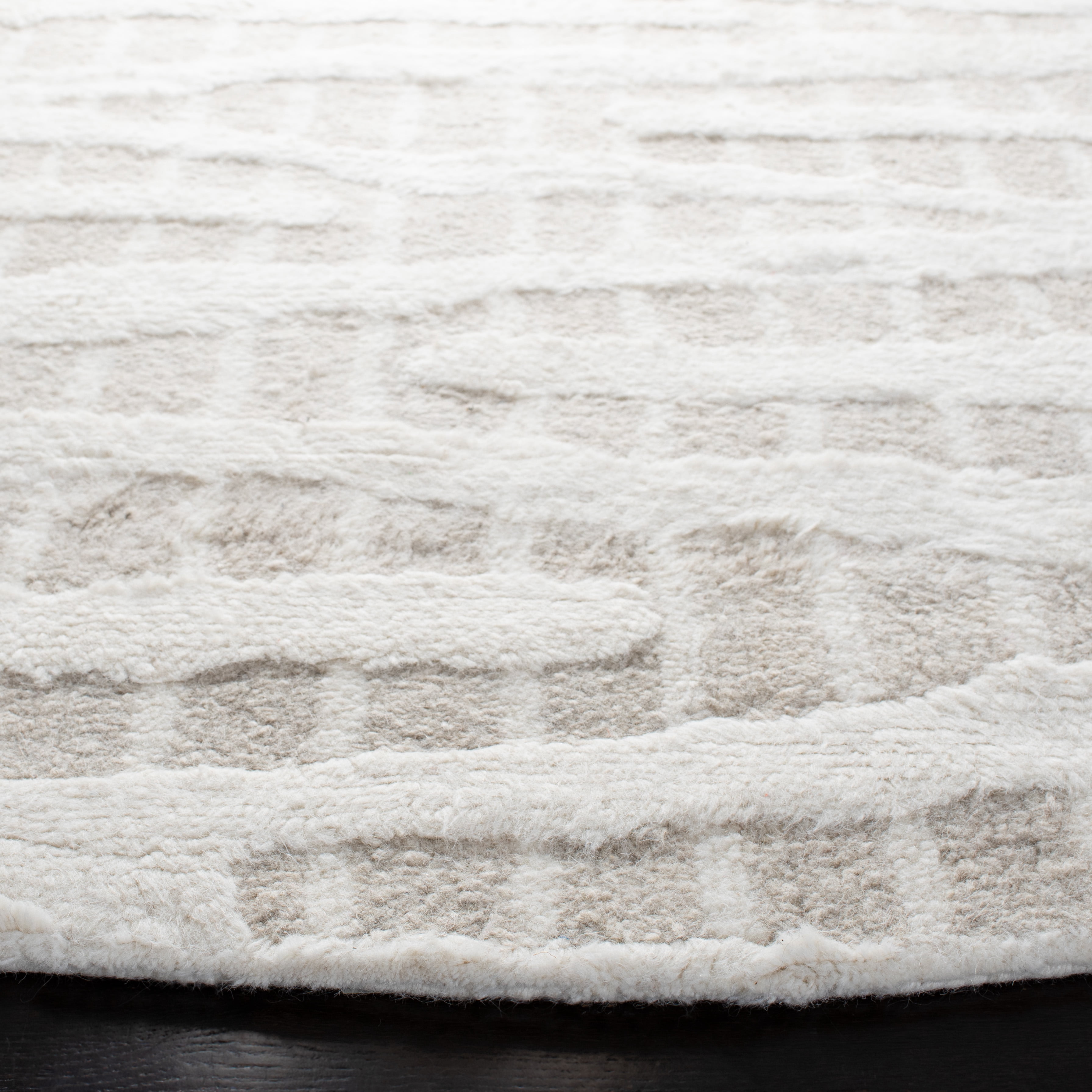 Safavieh Manhattan Alexanndria Striped Area Rug, Beige/Ivory, 6' x 6' Round