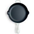 thumbnail image 3 of Chuck Hughes Poêle à Frire Ronde en Fonte 26 cm – Poêle Pré-Assaisonnée avec Poignée d'Assistance, Poêle de Cuisson Robuste pour l'Intérieur et l'Extérieur pour Viandes, Légumes et Plats de Déjeuner (Blanc Oie des Neiges), 3 of 5