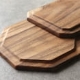 thumbnail image 3 of Juego de bandejas de madera de acacia Renawe de 25 cm y 20 cm, octagonales, 3 of 7