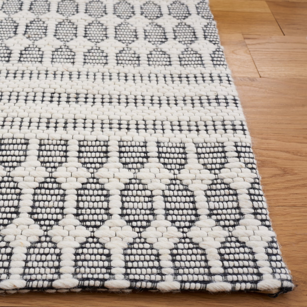 SAFAVIEH Marbella Norton Geometric Area Rug, Black/Ivory, 4' x 6'
