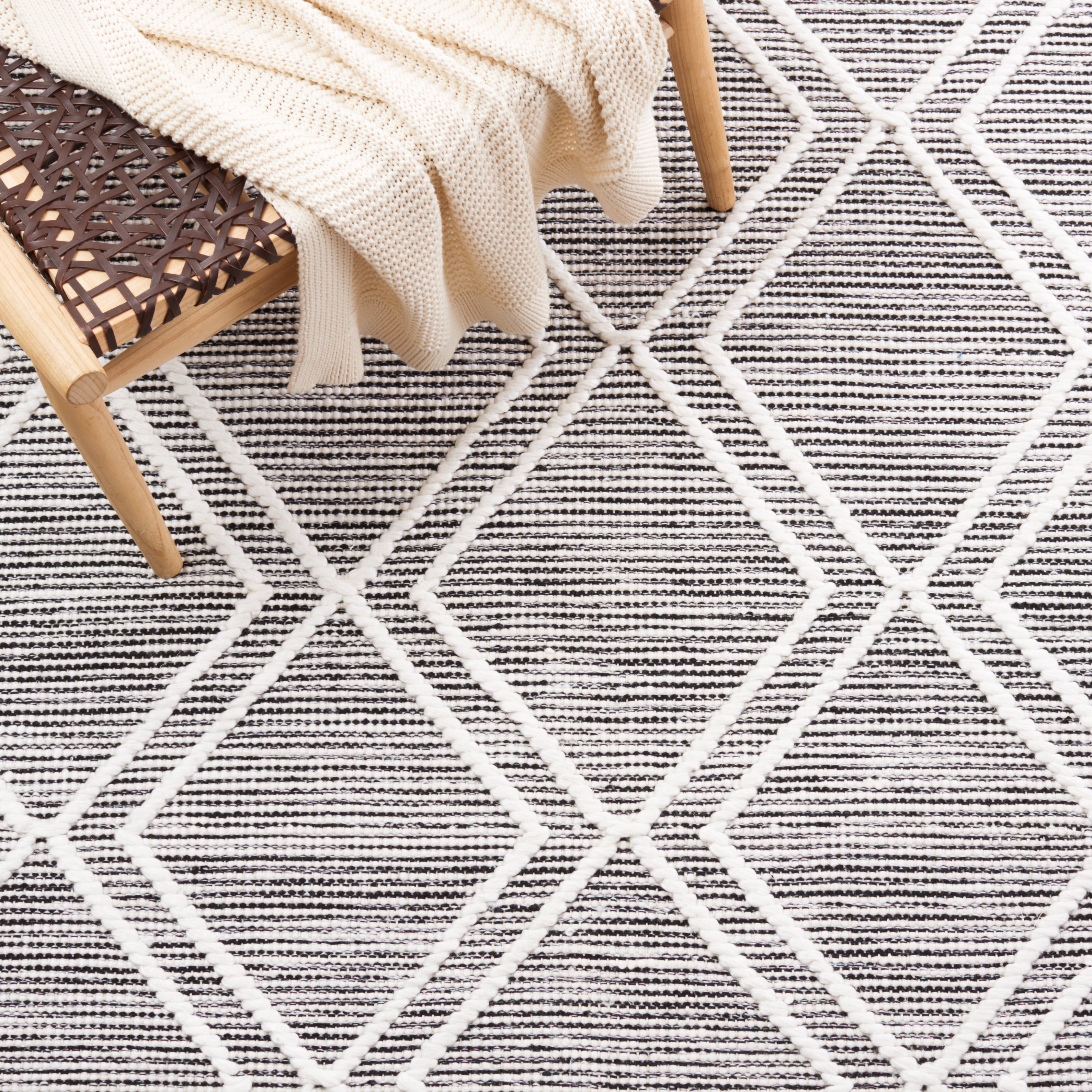 Safavieh Kilim Meryll Diamond Polyester Area Rug, Black/Ivory, 6' x 9'