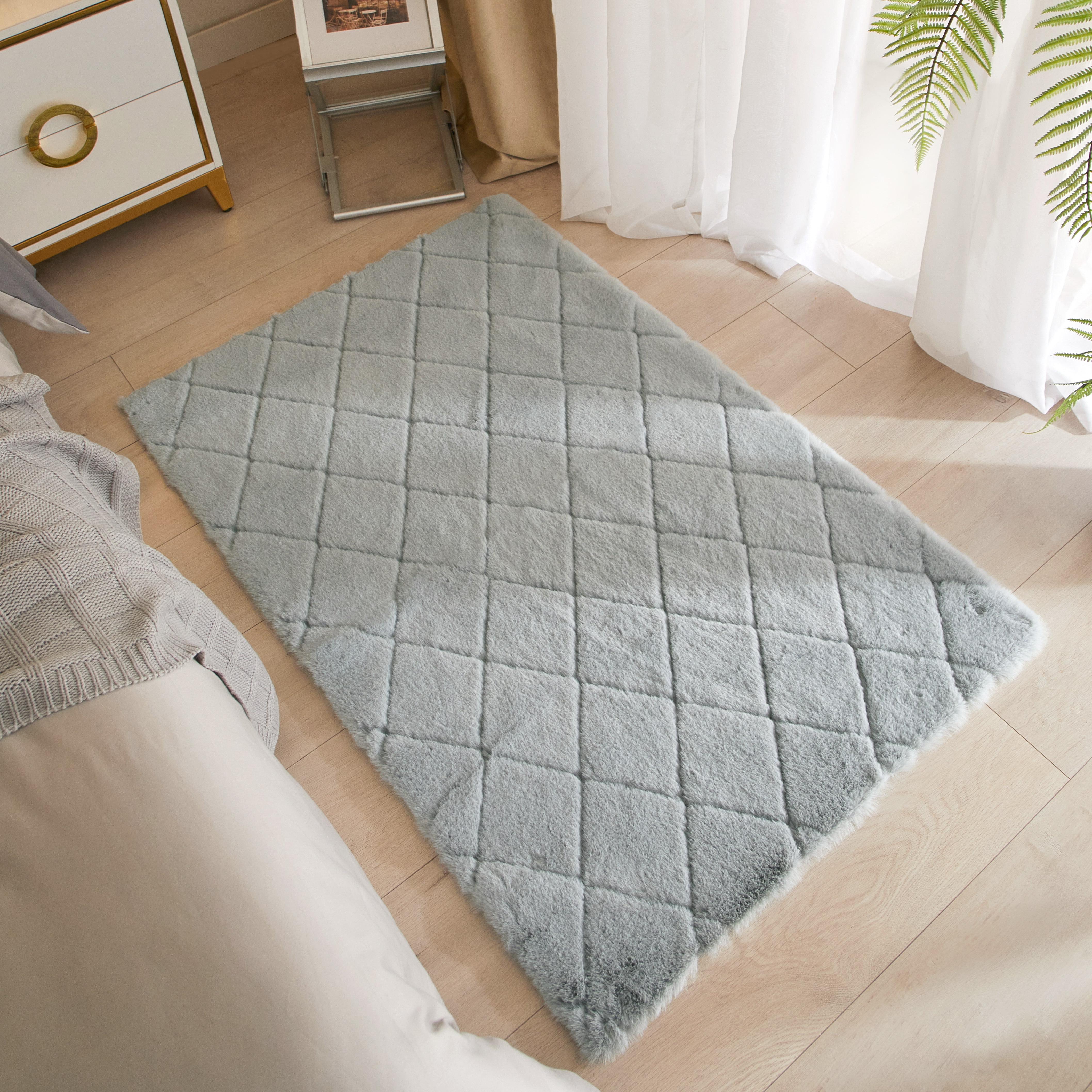Better Homes & Gardens Diamond Faux Fur Room Rug, Gray, 30"x46"