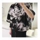 thumbnail image 2 of Camisa con Botones para Hombre Camisa con Botones de Media Manga Informal con Teñido Anudado Elegante para la Escuela de Fiesta Diaria de Verano, 2 of 8