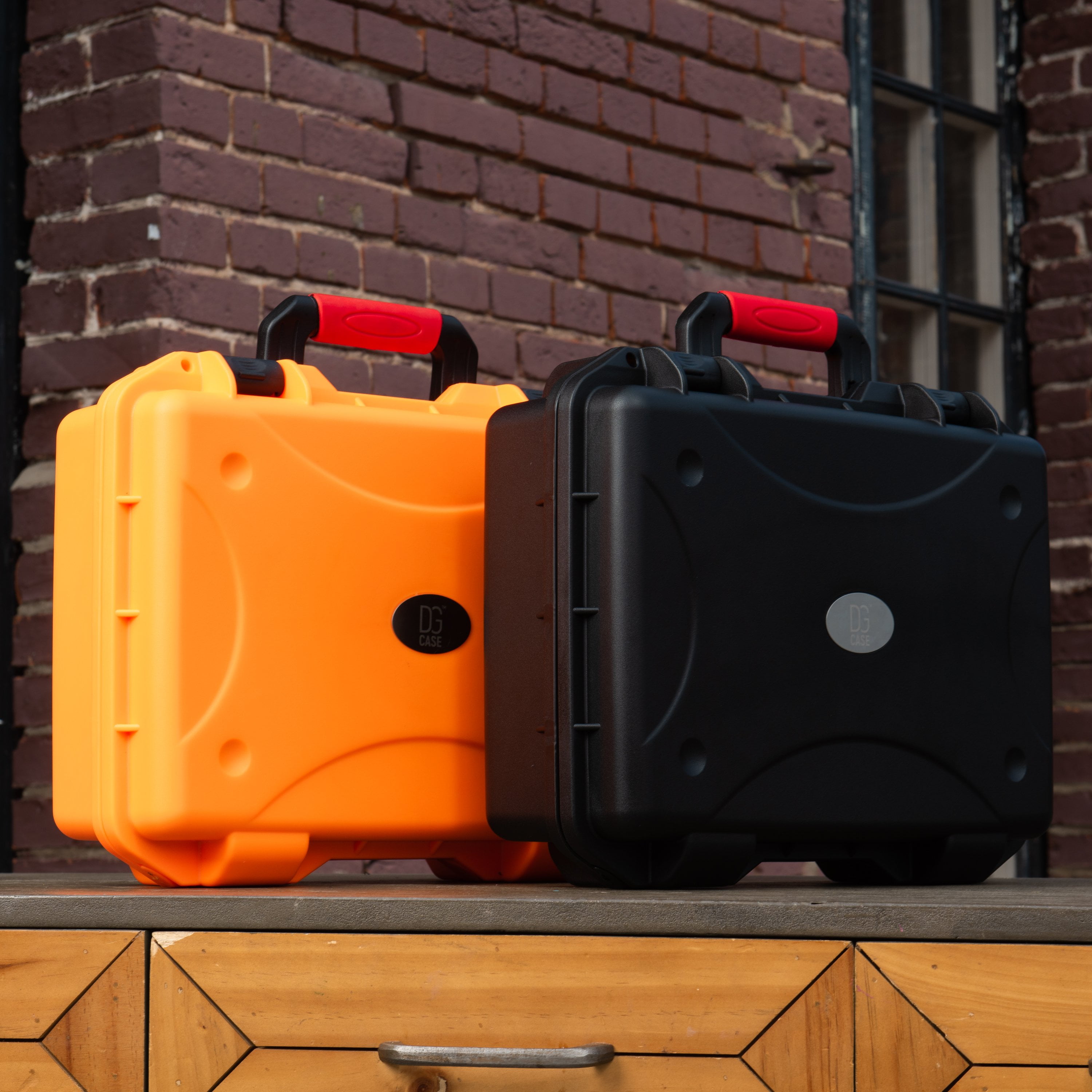 17" Hard case with cubed foam inside for laptop etc - DGCASE@50-02 | int: 15.35 x 10.43 x 5.13 in