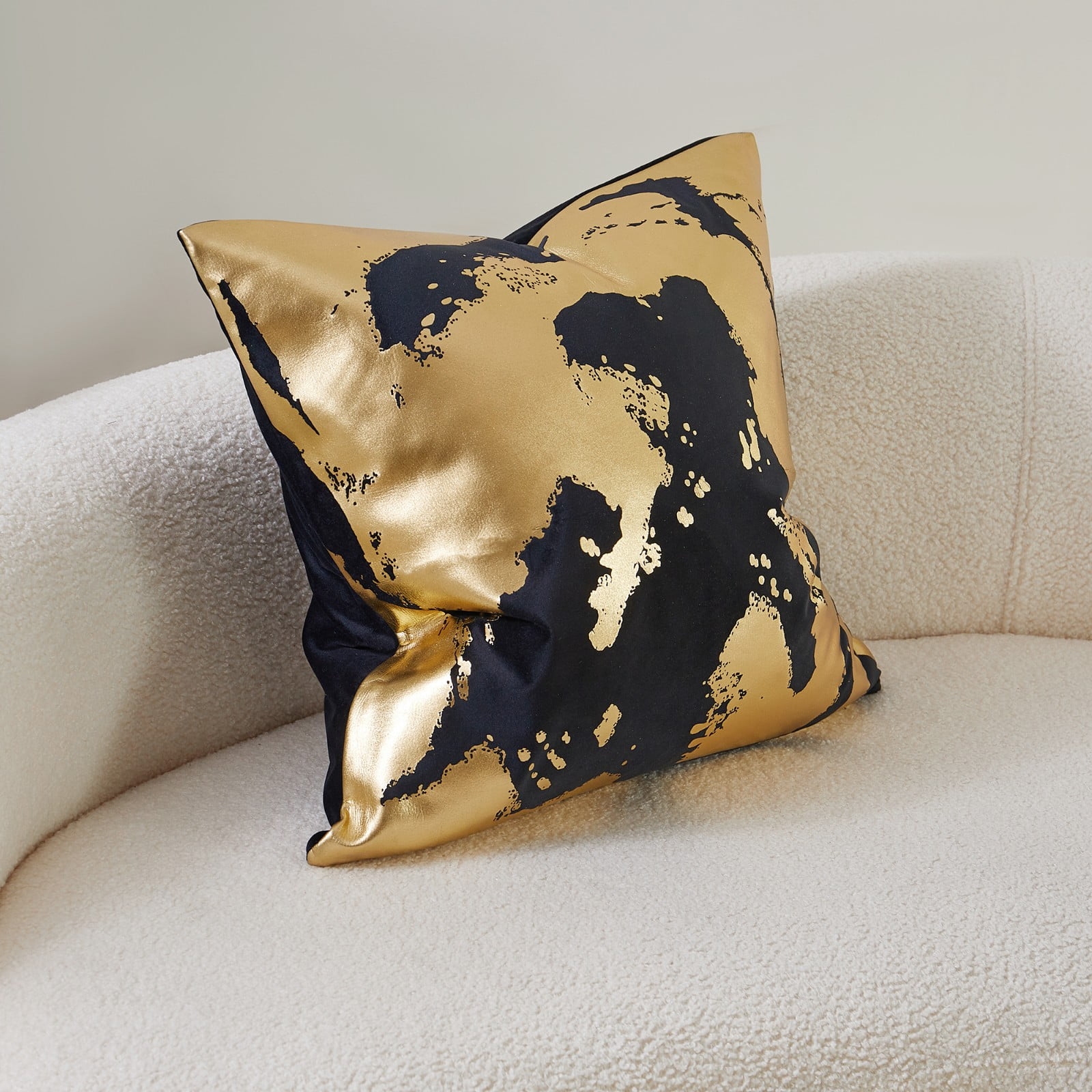 THE-TINOART Modern Luxury Abstract Velvet Throw Pillow Cover 22x22 Inch Set of 1 Contemporary Foiled Black and Gold Decorative Couch Pillow Case for Sofa Cushion Living Room Bedroom