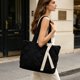 thumbnail image 4 of Bolsa de hombro acolchada de plumón para mujer, bolso de gran capacidad para trabajo, escuela, uso casual y desplazamiento diario, con correas ajustables., 4 of 7