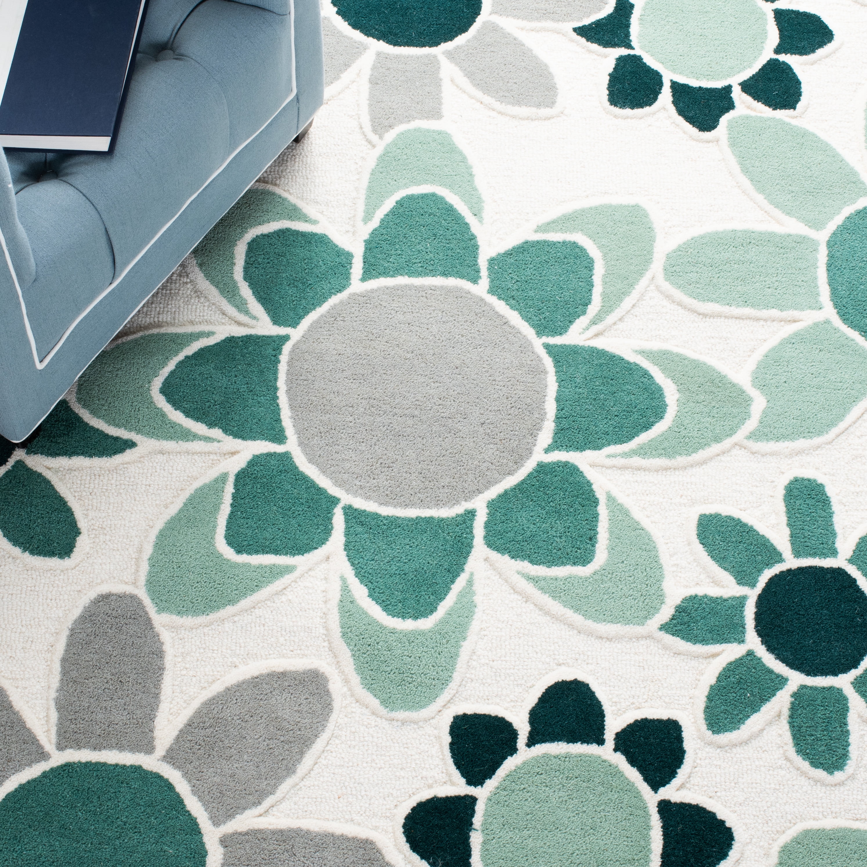 SAFAVIEH Kids Floral Flower Bursts Area Rug, Ivory/Green, 5' x 5' Square