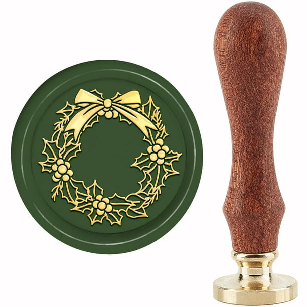 Sello de cera navideño con corona de acebo, piñas y muérdago. 30 mm / 1,18 pulgadas. Cabezal de latón extraíble con mango de madera.
