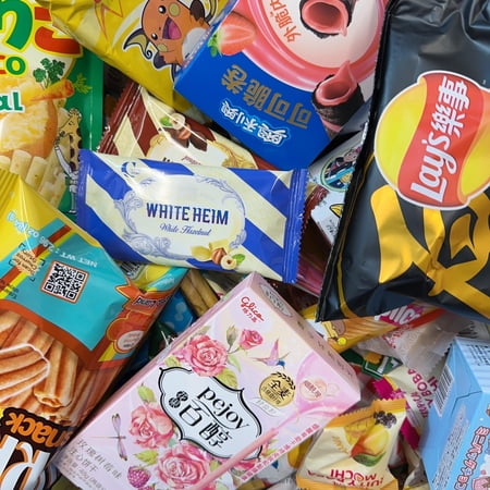 MUNCHII TIME Asian Snack Box – 4 lbs of Popular Japanese, Korean & International Snacks – Chips, Cookies, Candy & More – Gift Variety Pack