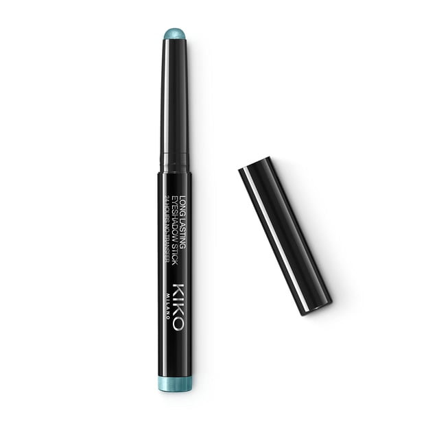 sombra de ojos en barra kiko milano new long lasting 28 con aceite de argán Verde Selva, barra cilíndrica negra con punta retráctil verde selva nacarada y base giratoria del mismo tono; formato compacto con tapón separado sobre fondo blanco, texto en el envase sugiere fijación larga y textura cremosa, adecuada para aplicación rápida en el párpado y a menudo usada también como delineador portátil.