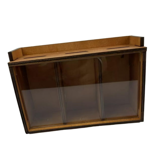 de madera banco de dinero artesanía portátil decorativo creativo caja de ahorro de dinero banco de monedas para mesa estantería sala de estar cuticat hucha hucha de madera rectangular marrón, vista frontal en 3/4 con panel frontal transparente, tapa superior con tres ranuras para monedas, bordes ensamblados y acabado liso; tamaño aproximado 15 x 10 x 5.5 cm, adecuada como adorno de mesa y opción de regalo para adultos.