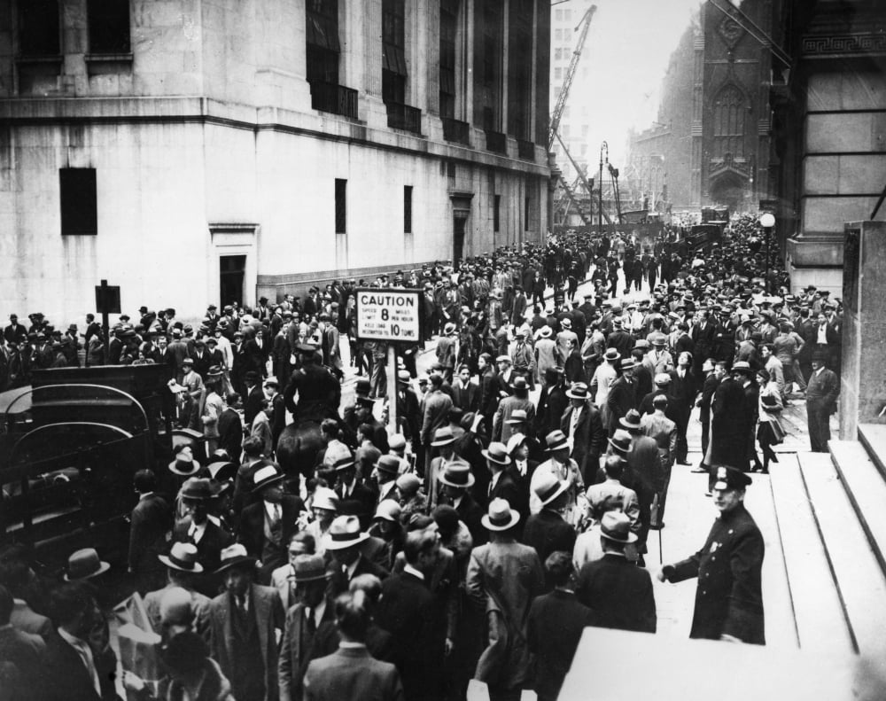 wall-street-crash-1929-ncrowds-gathered-outside-the-new-york-stock