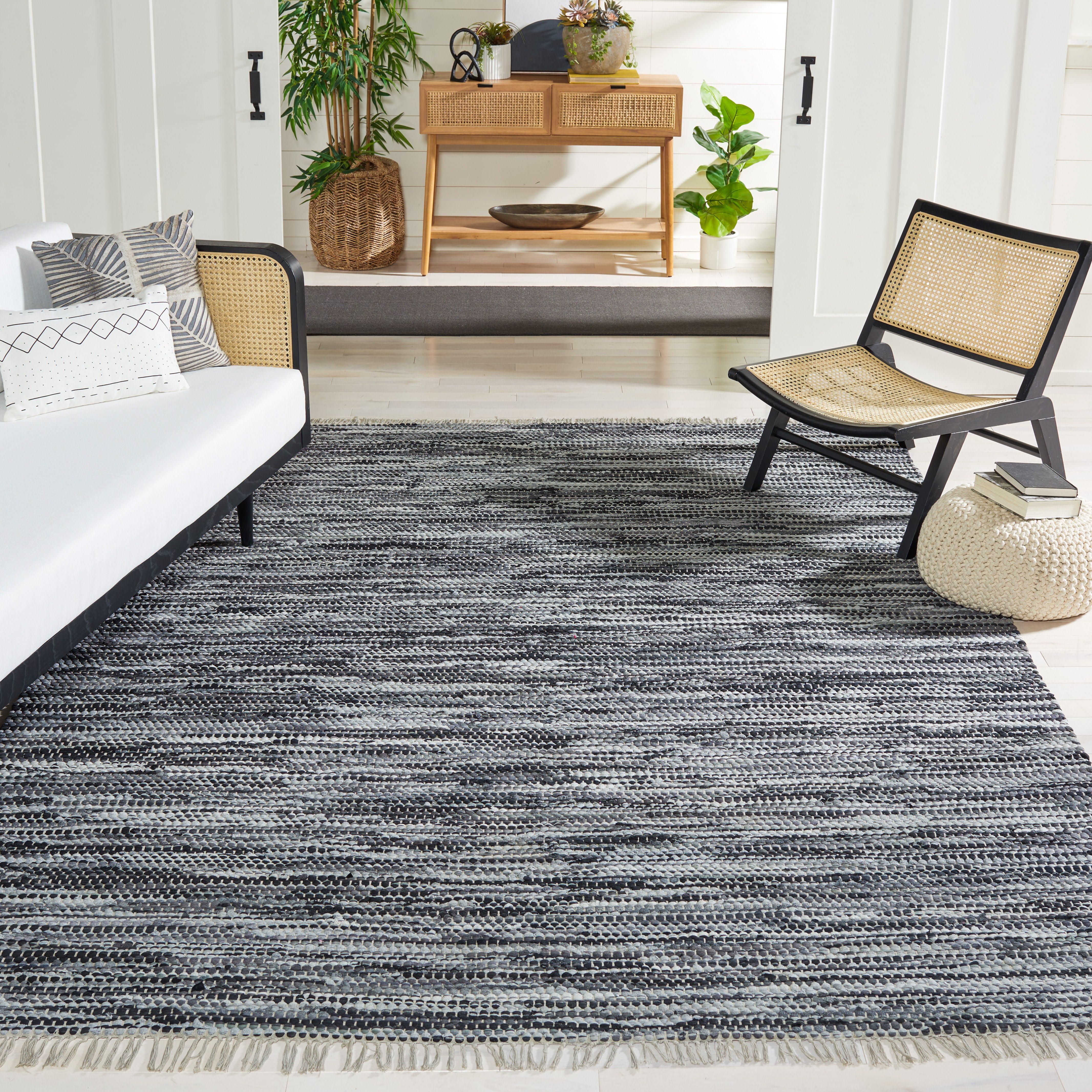 SAFAVIEH Montauk Renae Distressed Area Rug, Grey/Black, 9' x 12'