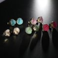 thumbnail image 2 of Pendientes Kawaii Yashi con forma de drusa de cuarzo sintético irregular color verde, 2 of 5