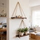 thumbnail image 1 of Estante Colgante de Madera | Estante Flotante Rústico de Pared con Cuerda | Expositor de Madera Marrón y Blanca para Sala de Estar, Dormitorio, Cocina y Baño | Organizador Decorativo Multiusos, 1 of 6