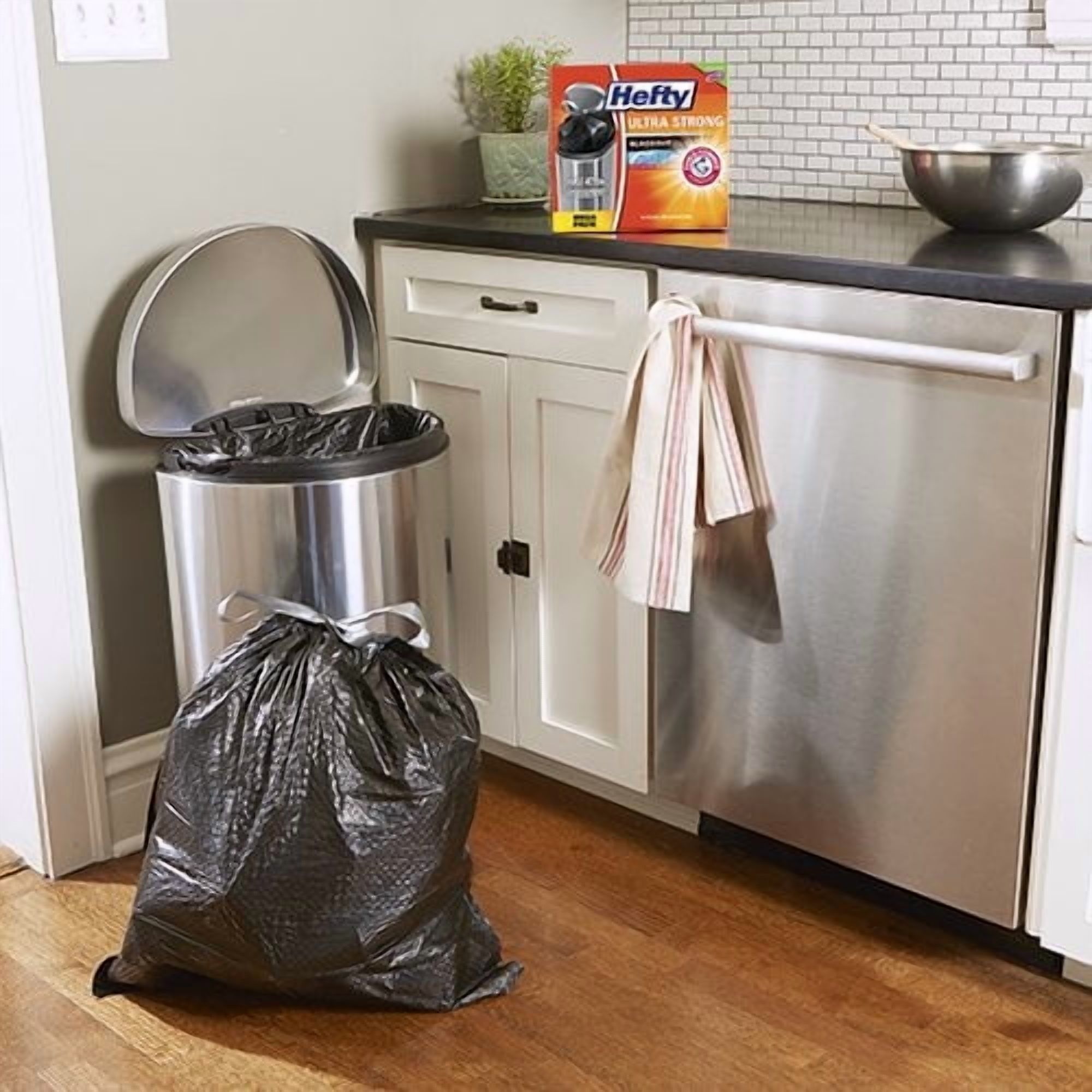 "Hefty Ultra Strong 13 Gallon 80 Count Tall Kitchen Drawstring Trash Bags with Clean Burst scent , Blackout, Black New!"