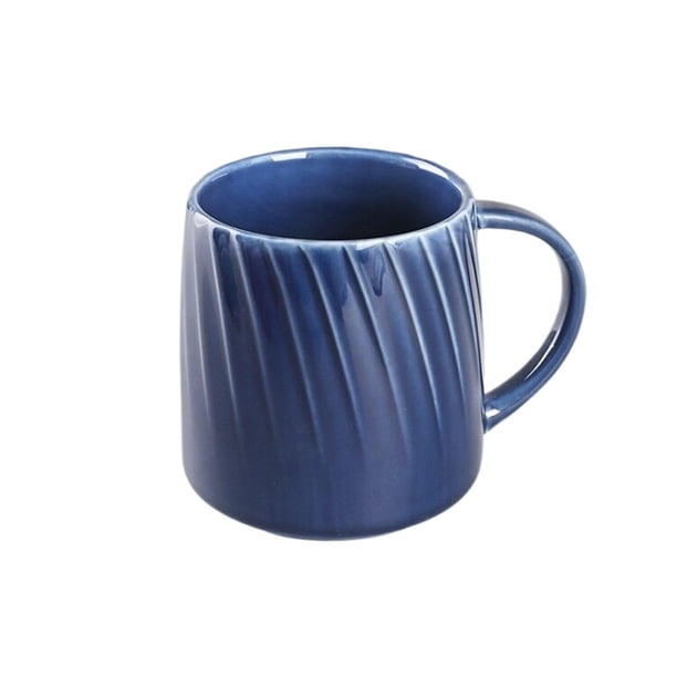 Taza de cerámica sencilla for café, estilo retro, for el desayuno en casa.
