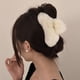 thumbnail image 4 of Pinza grande para cabello con orejas de conejo | Accesorio elegante de tela suave para mujer | Diseño a la moda y duradero | Sujeción cómoda | Rosa, caqui, café, beige | 12x5x3cm | 1 unidad, 4 of 6