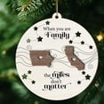 thumbnail image 4 of Cuando la familia está lejos, las millas no importan. Familia a distancia. Hermanos. Hermanas. Mapa del estado. Adorno navideño de madera de dos capas. Colgante navideño de madera., 4 of 7