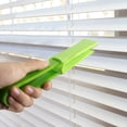 thumbnail image 4 of Paquete de 2 plumeros de limpieza de cortinas con 2 fundas adicionales para quitar el polvo del aire acondicionado (rojo y verde), 4 of 5