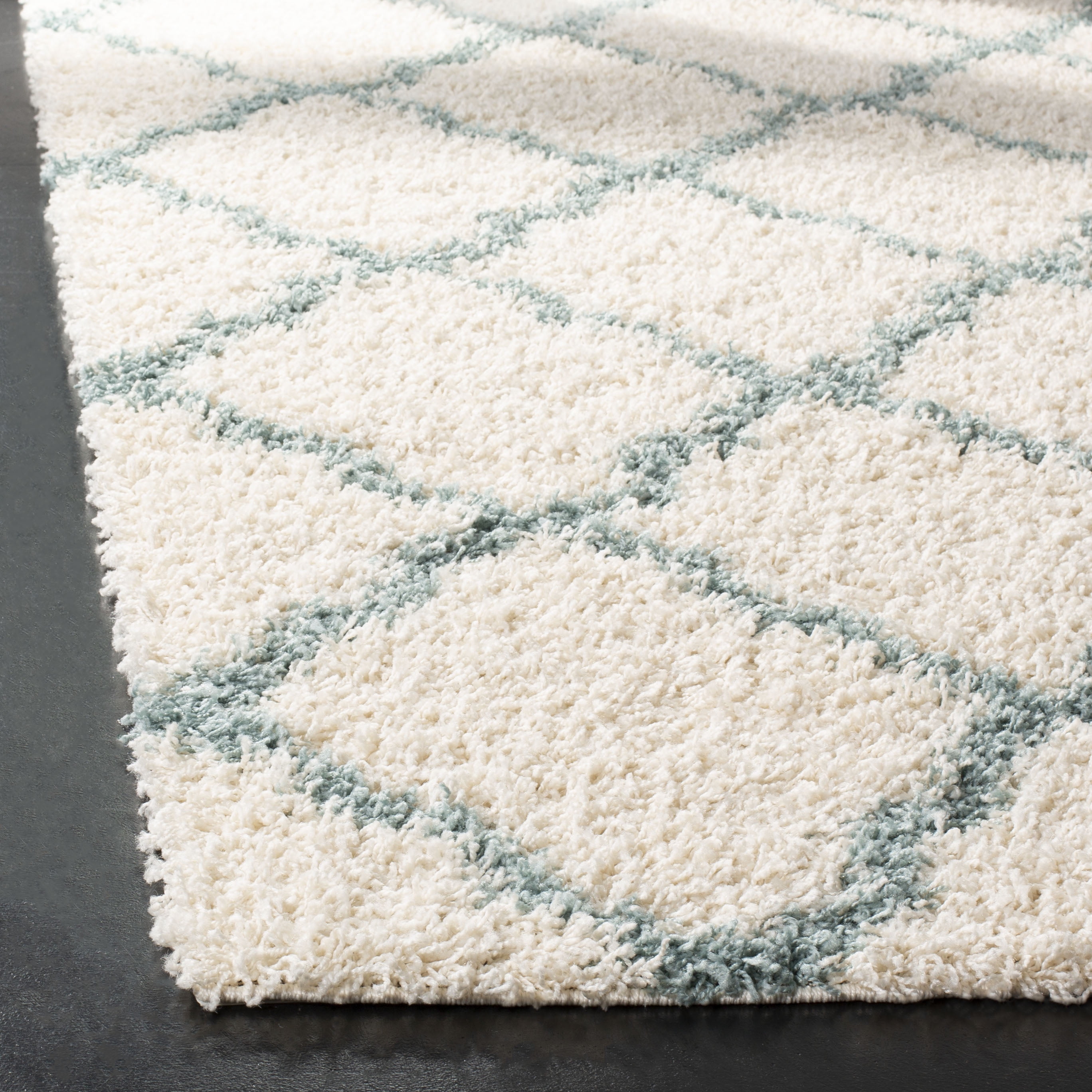SAFAVIEH Daley Geometric Plush Shag Area Rug, Ivory/Seafoam, 6' x 6' Round