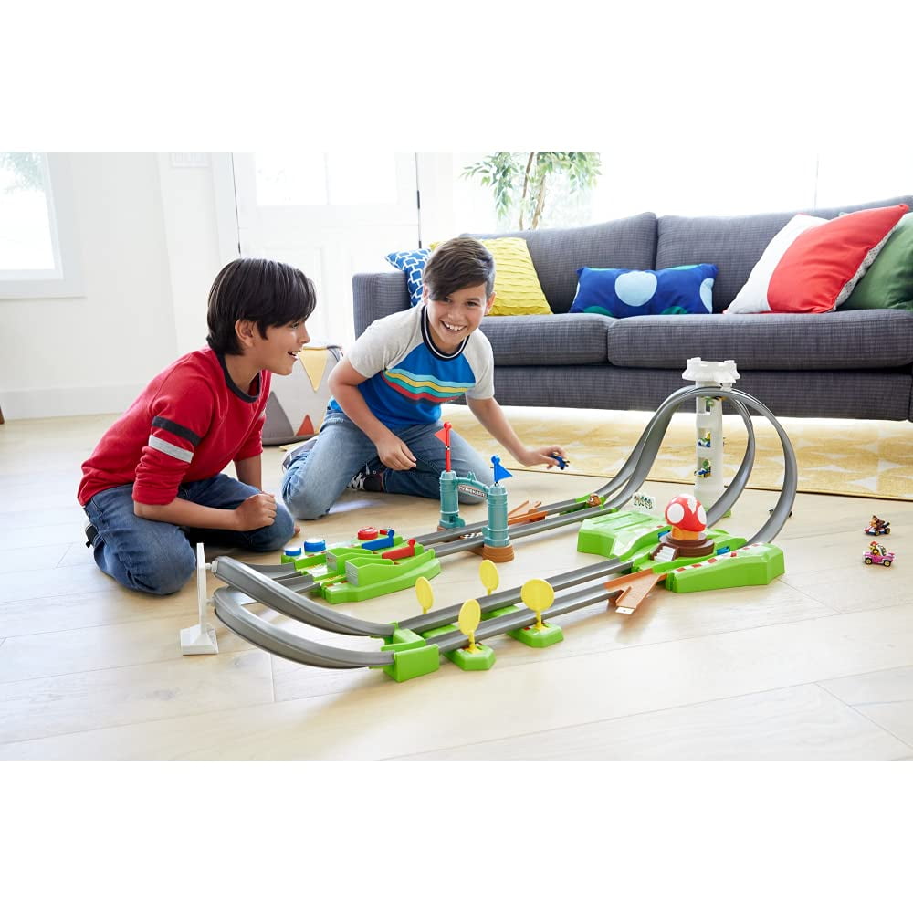 Hot Wheels Mario Kart Circuit Track Set with 1:64 Scale Die-Cast Kart  Replica (Ages 3 and Above) (Hot Wheels)