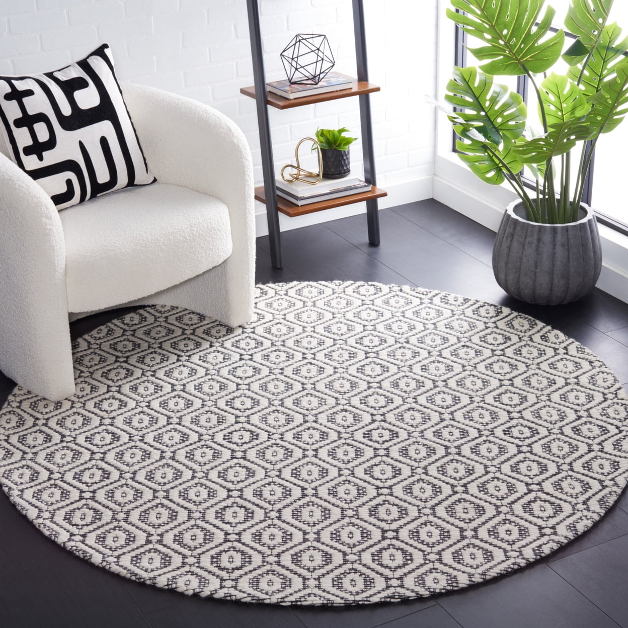 SAFAVIEH Marbella Fabiana Geometric Area Rug, Black/Ivory, 5' x 8'