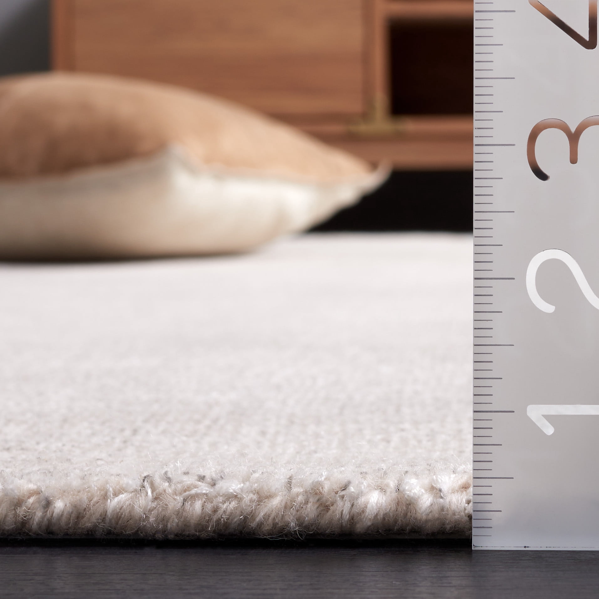 SAFAVIEH Mirage Romayne Distressed Area Rug, Beige, 4' x 6'