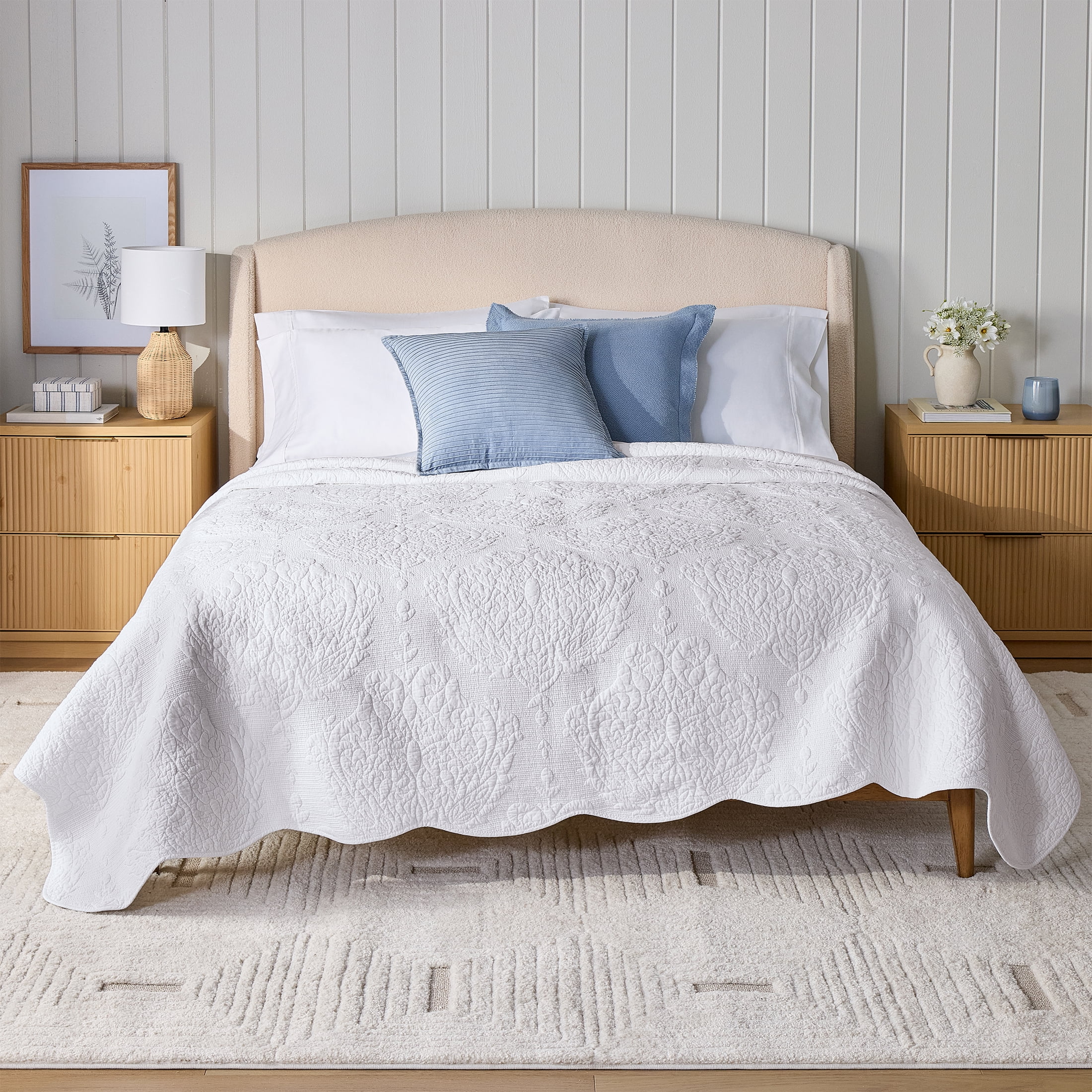 Better Homes & Gardens Paisley Medallion Cotton Quilt, King, White, Scalloped Bedding