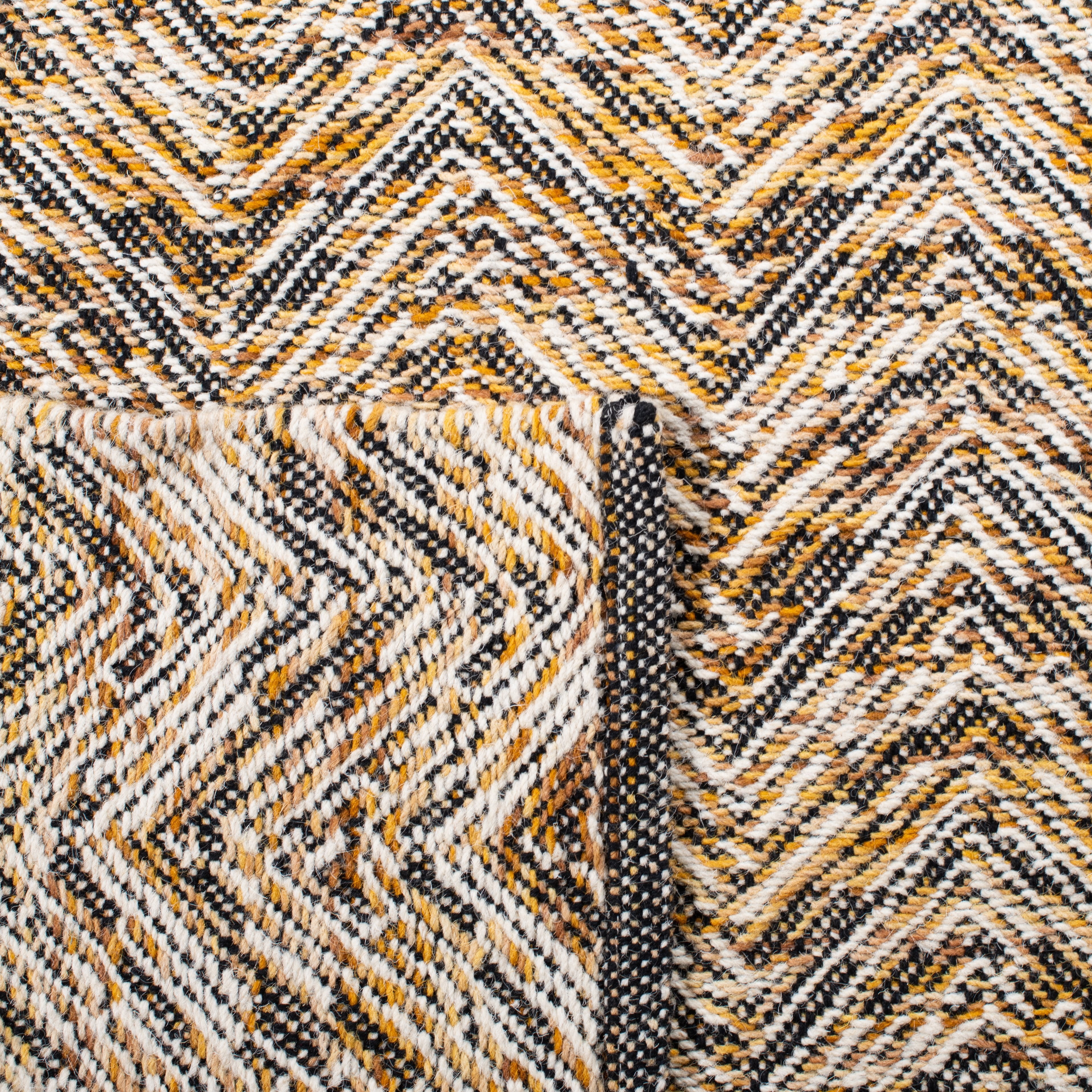 SAFAVIEH Kilim Torma Zig Zag Wool Area Rug, Gold/Black, 6' x 6' Round