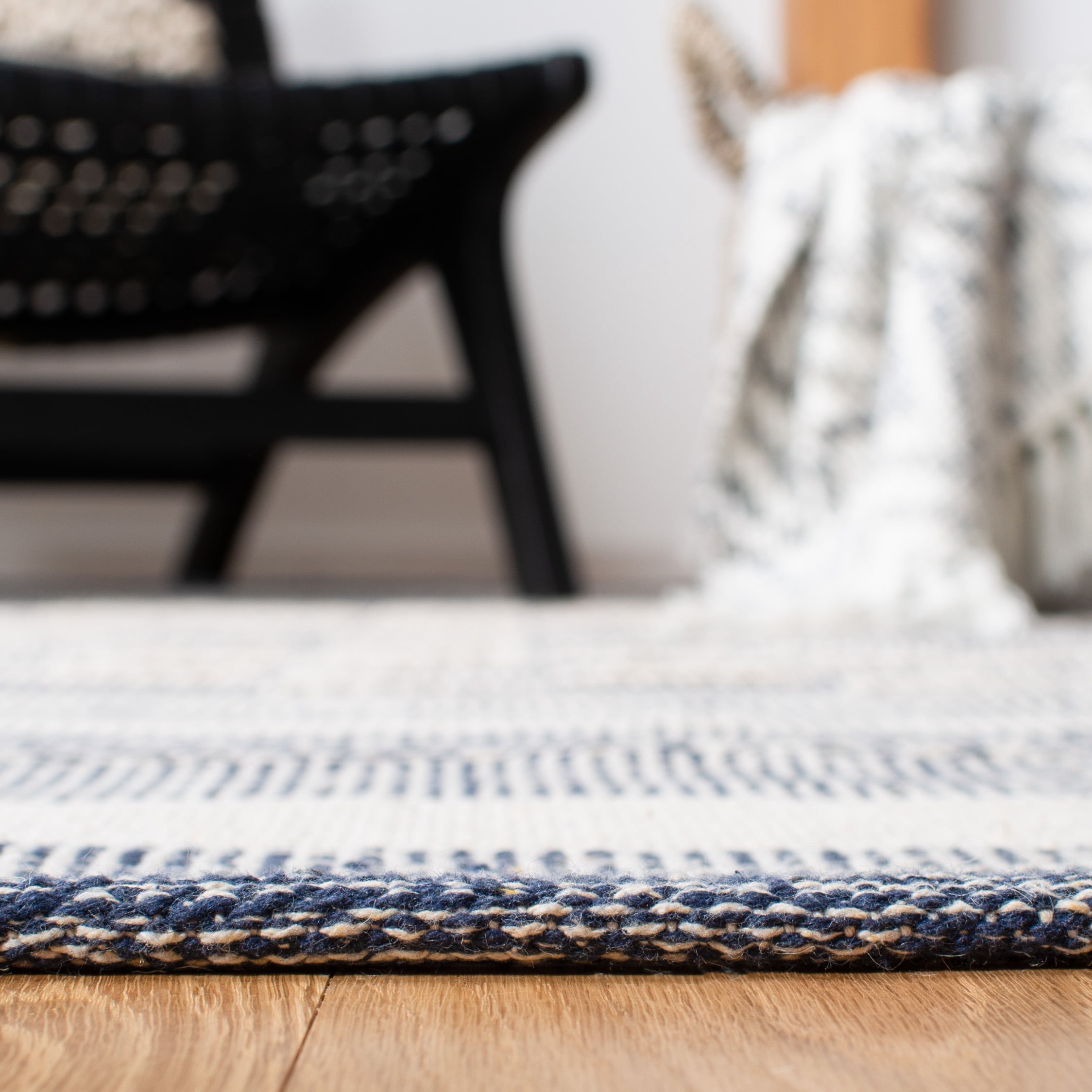SAFAVIEH Striped Kilim Ekaterina Striped Cotton Runner Rug, Navy/Ivory, 2'3" x 9'