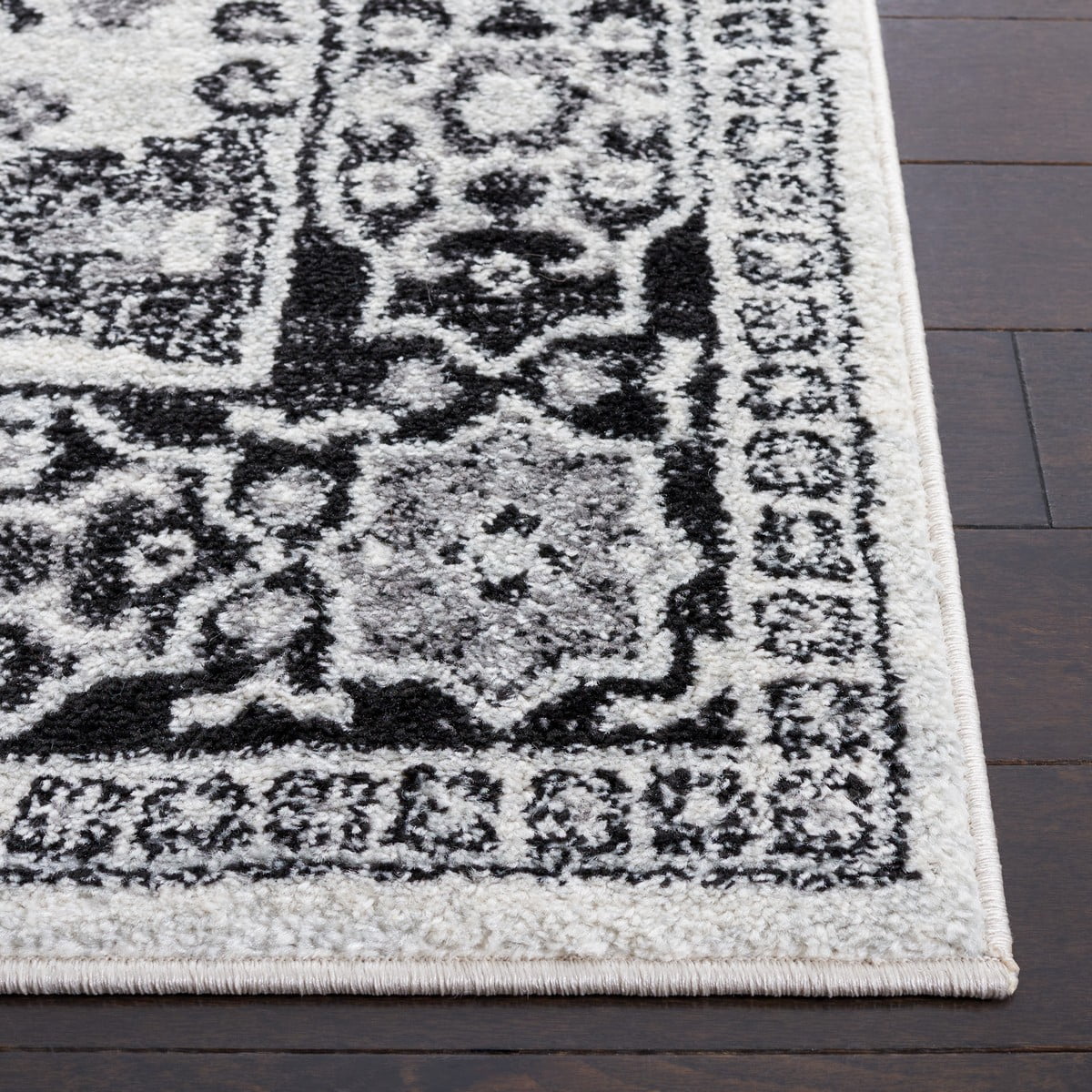 SAFAVIEH Tulum Justina Traditional Area Rug, 8' x 10', Ivory/Black