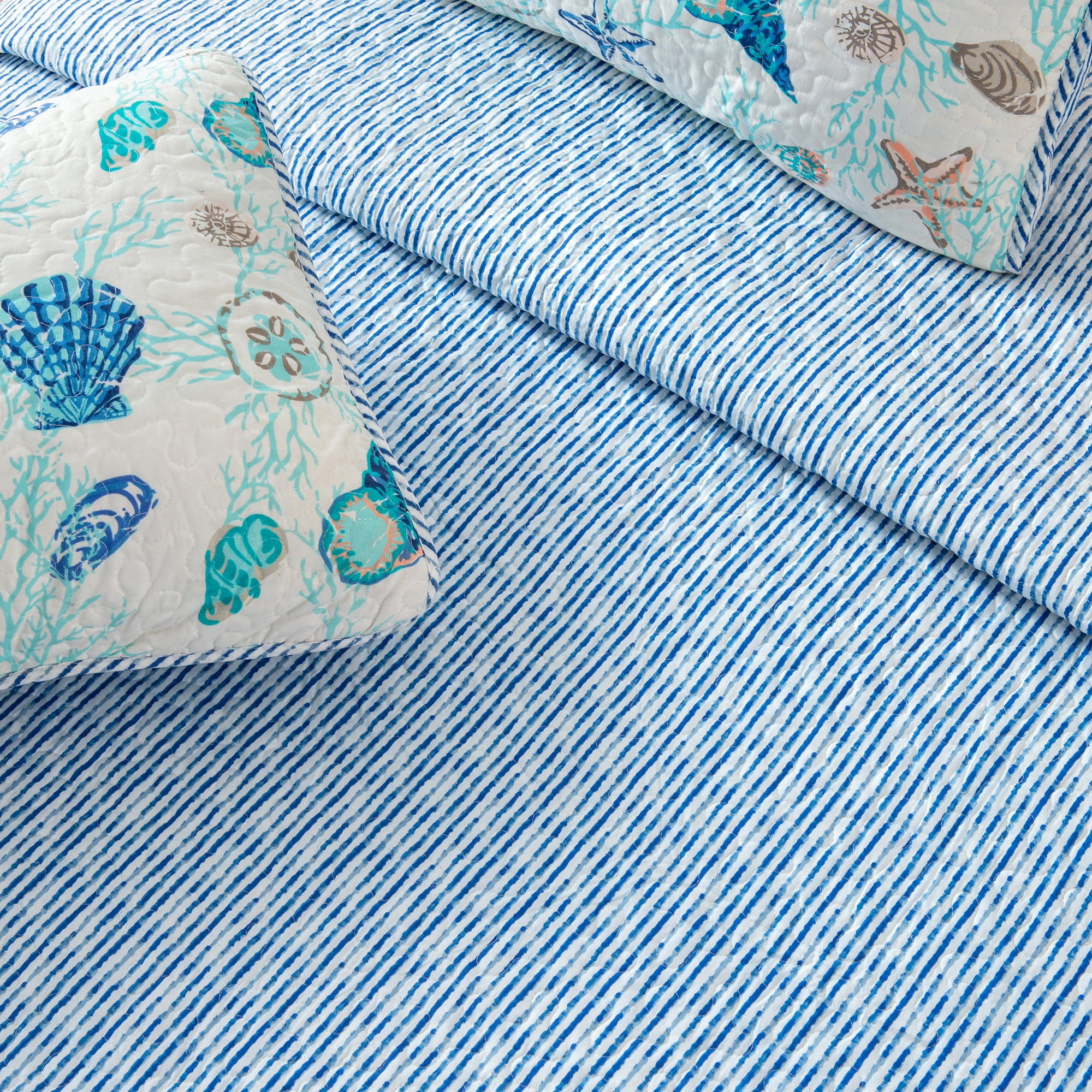 Coastal Quilt Set - Lightweight, Soft, All-Season - 3-Piece Reversible Coral Bedding Set (Full / Queen, Blue Coral)