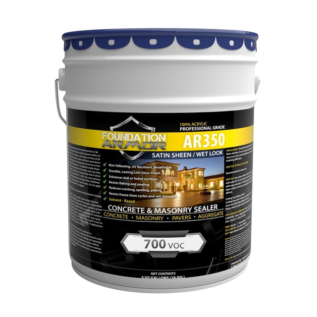 sellador de concreto foundation armor ar350, 5 galones, aspecto húmedo — Balde frontal de 5 galones con etiqueta negra y amarilla que muestra Foundation Armor AR350, 'satin sheen / wet look' y '700 VOC'; tapa azul y asa metálica visibles. Sellador acrílico a base de solvente para hormigón y adoquines, listo para aplicar con rodillo o rociador; también suele usarse para realzar el color de superficies exteriores.