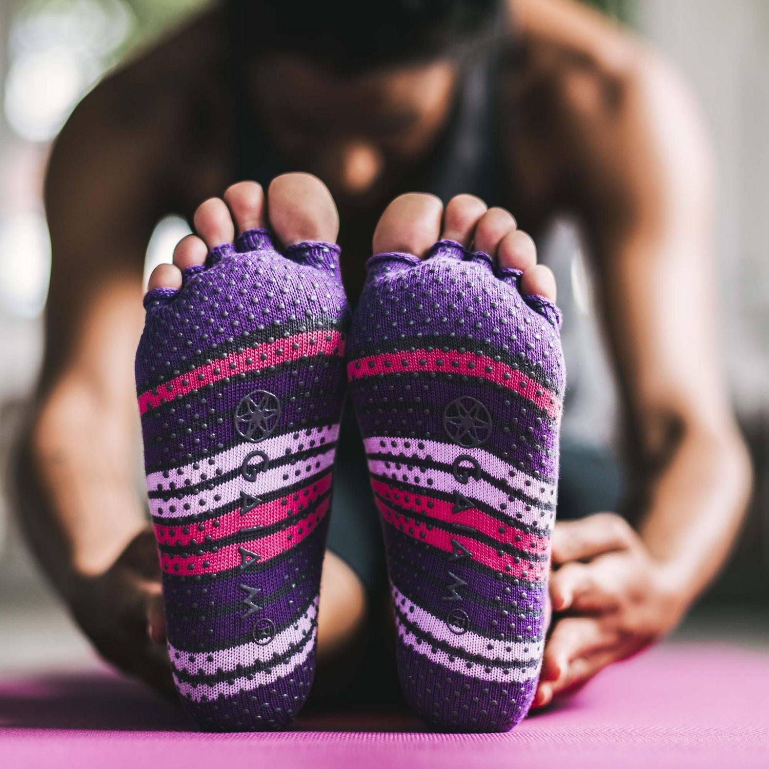 Gaiam Toeless Yoga Socks - S/M - Purple/Pink