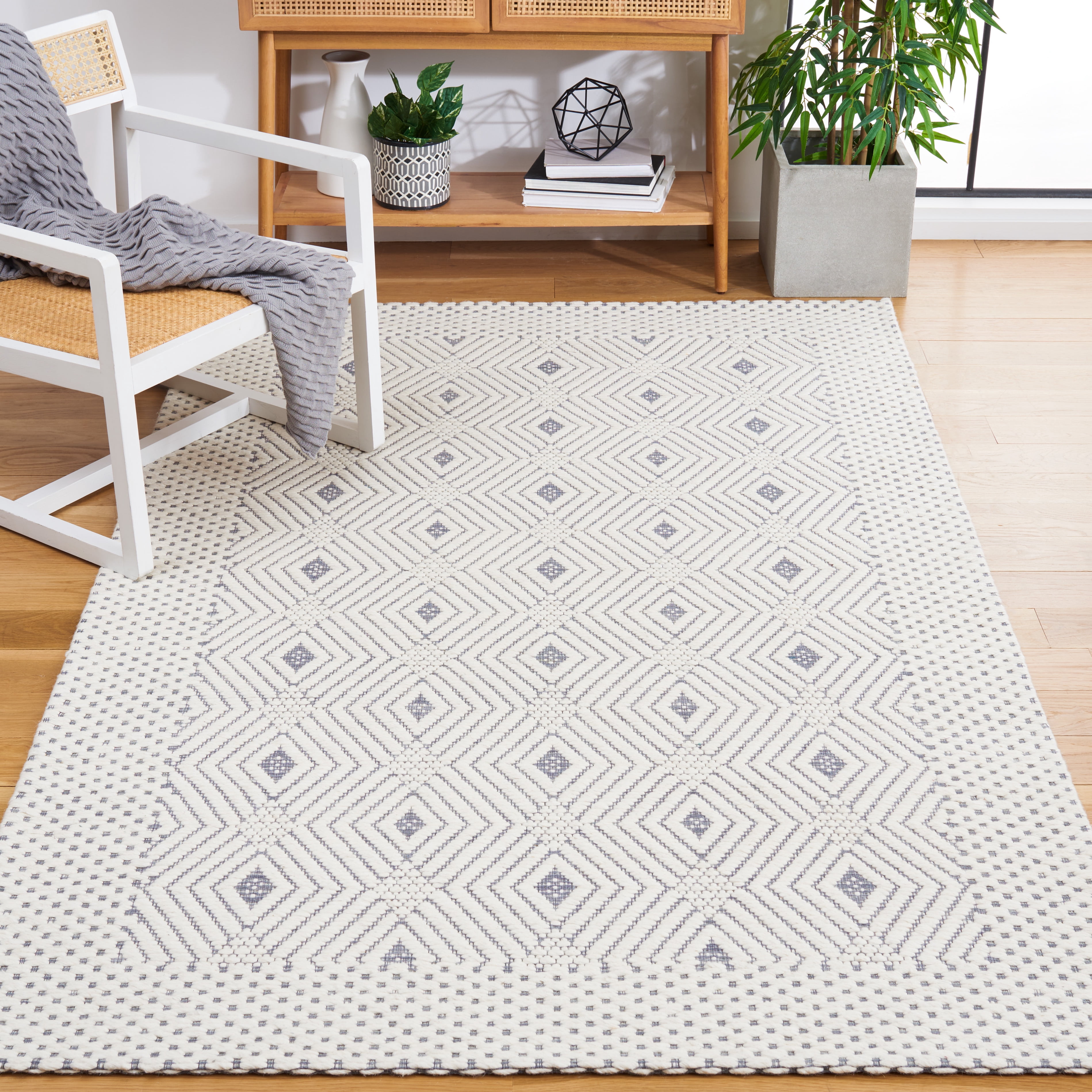 SAFAVIEH Marbella Lorelle Diamond Area Rug, Ivory/Grey, 6' x 9'