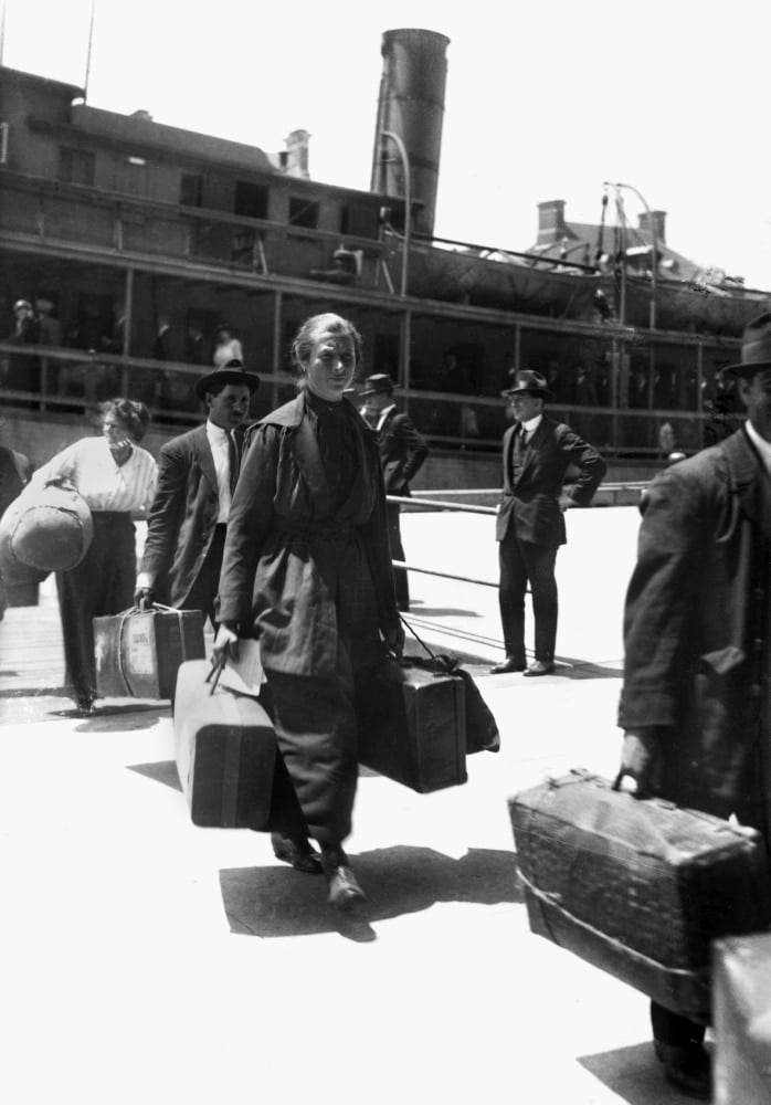 ellis-island-immigrants-nimmigrants-arriving-at-ellis-island-new