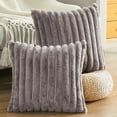 thumbnail image 3 of Elegantes fundas de almohada decorativas, felpa de piel sintética para una sensación lujosa, cierre de cremallera oculto, ideal para cualquier habitación, lavable con agua fría, gris oscuro, 2 piezas, 3 of 6