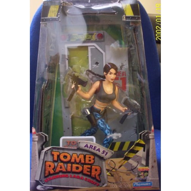 figura de 10 "playmates de tomb raider lara croft area 51 Producto de importación; figura articulada de 10" de Lara Croft en empaque multicolor con fondo Area 51, top gris oscuro, pantalones azul oscuro con detalles, botas negras y sosteniendo dos pistolas, logotipo Tomb Raider y marca Playmates Toys visible.