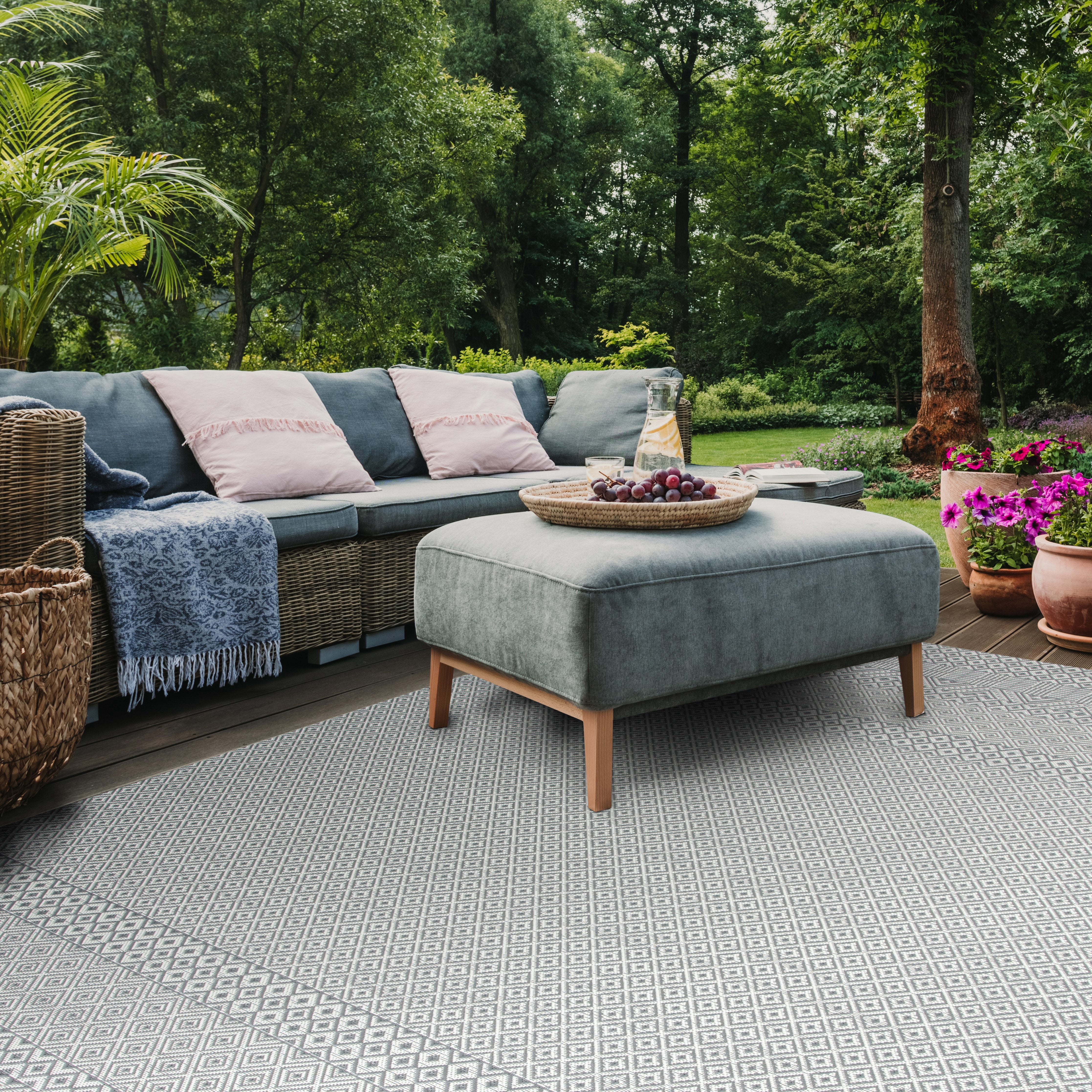 Safavieh Courtyard Naomi Geometric Indoor/Outdoor Area Rug, Brown/Gray, 5'3" x 7'7"