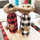 thumbnail image 5 of Fundas navideñas a cuadros para botellas de vino. Soporte navideño para botellas de vino con botella de vino de imitación., 5 of 8