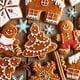 thumbnail image 4 of Juego de cortadores de galletas navideñas: 5 moldes para galletas navideñas: muñeco de nieve, árbol de Navidad, hombre de jengibre, bastón de caramelo, copo de nieve, 4 of 7