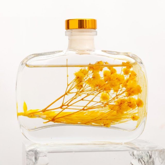 Natural Freesia Flower Essential Oil Reed Diffuser. Long-Lasting, Light & Fresh Aromatherapy Fragrance for Home & Office. 100 ml