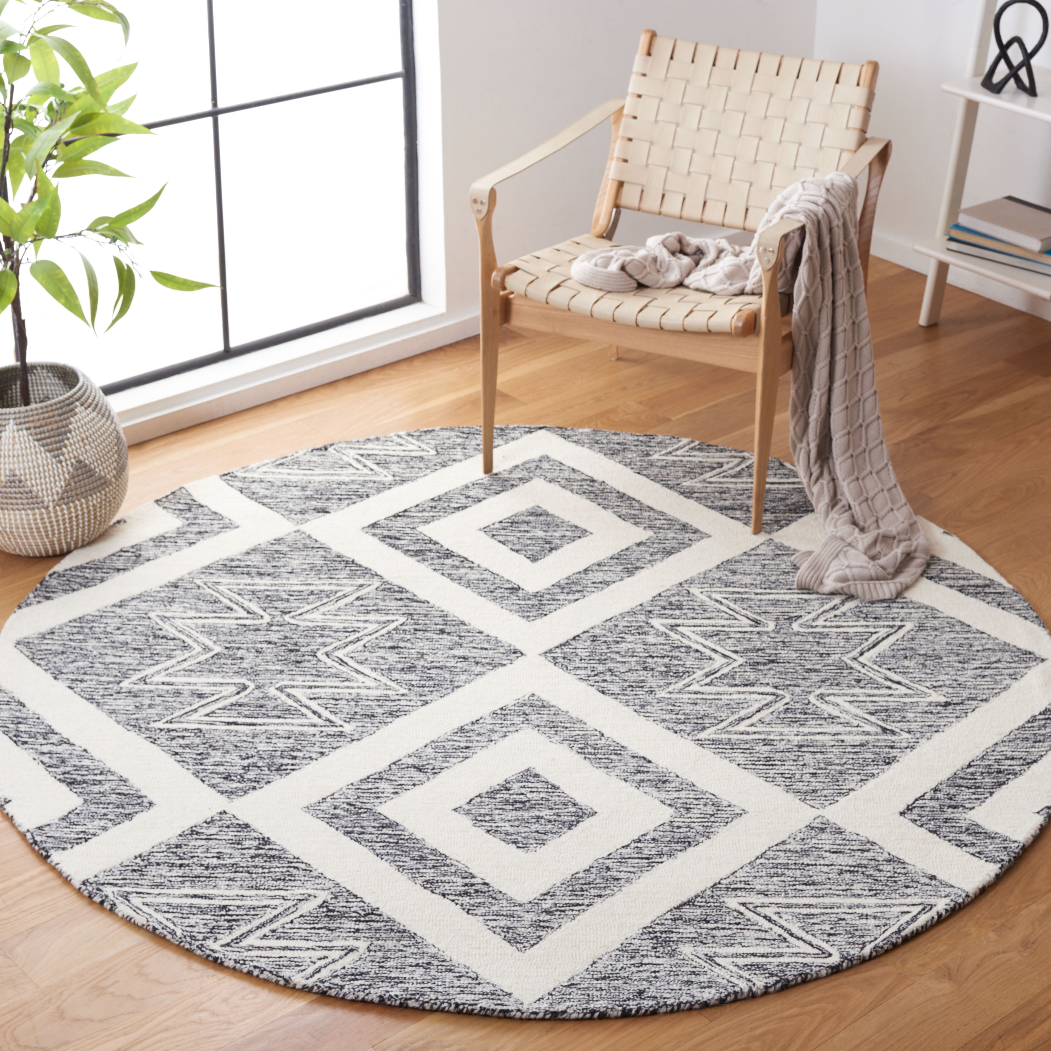 SAFAVIEH Metro Jaimie Southwestern Area Rug, Ivory/Black, 6' x 6' Round