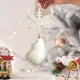 thumbnail image 5 of mfyjkho Adorno de copo de nieve blanco de plástico para árbol de Navidad, decoración navideña, colgante de plumas para árbol festivo, chimenea o decoración interior. Tamaño: 11 x 4 x 2 cm. 1 unidad., 5 of 6