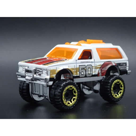 Open Box 1982-1994 CHEVY CHEVROLET BLAZER 4X4 WHITE 1:64 SCALE DIORAMA DIECAST MODEL CAR